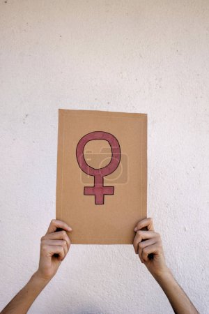 Téléchargez les photos : Habiliter le symbole féminin : saisi par les mains des femmes - en image libre de droit