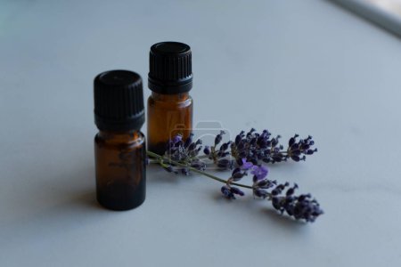 Flaschen mit ätherischen Lavendelölen