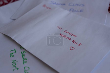 Plusieurs enveloppes de lettres pour le Père Noël empilées