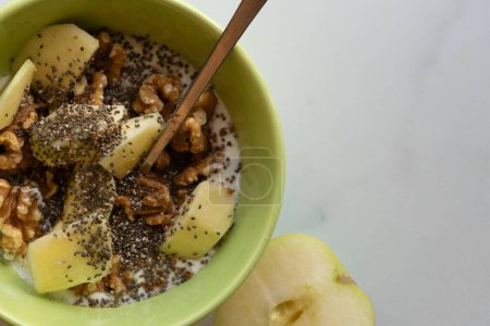 Téléchargez les photos : Bol de yaourt aux noix, pommes et graines de chia - en image libre de droit