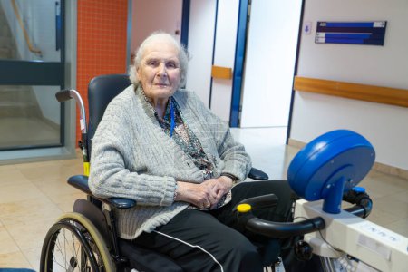 90-jährige Frau im Rollstuhl in Reha-Klinik für Senioren
