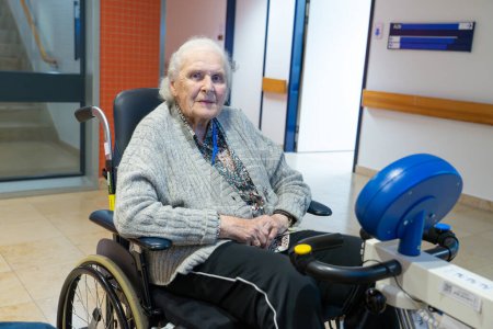 Téléchargez les photos : Femme de 90 ans en fauteuil roulant dans un centre de réadaptation - en image libre de droit