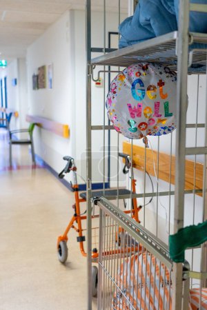 Ballon avec les mots "guérir bientôt" dans un hôpital