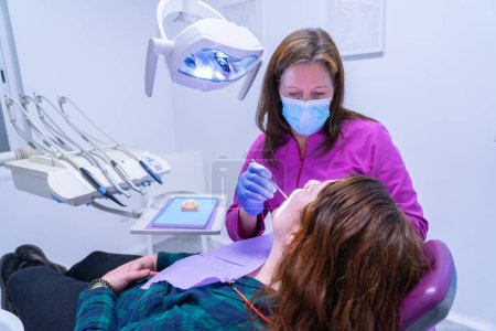 Foto de Mujer en el chequeo del dentista con un dentista femenino - Imagen libre de derechos