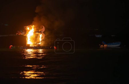 Beerdigung der Sardine vom Karnevalsfest. Verbrennung der Sardine. Kulturereignis Aschermittwoch