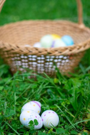 Huevos de Pascua ocultos y una cesta con huevos de Pascua junto a ellos
