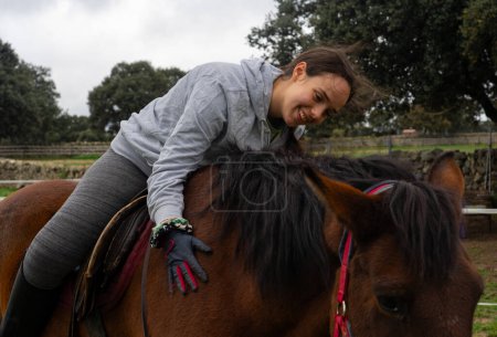 Frau mit ihrem Pferd glücklich