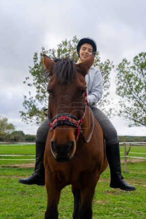 Téléchargez les photos : Jeune femme donnant un cours d'équitation - en image libre de droit