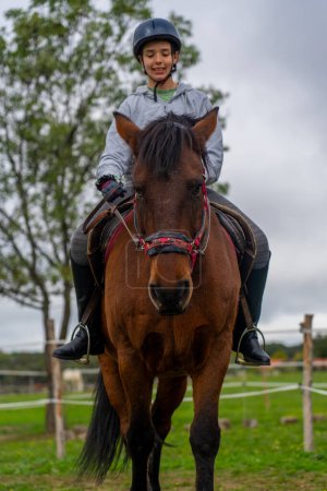 Téléchargez les photos : Femme équitation cheval dans la nature - en image libre de droit