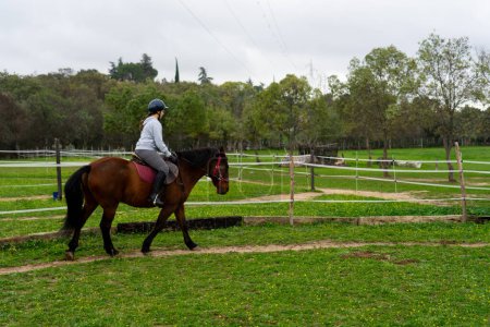 Téléchargez les photos : Femme équitation cheval en plein air dans la nature - en image libre de droit