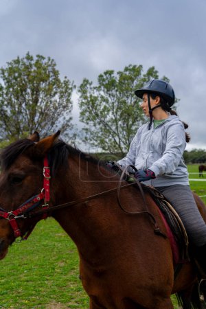 Frau reitet auf Pferd in Pferdetherapiezentrum