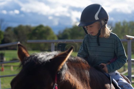 Niños aprendiendo a montar a caballo