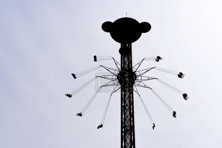Atracción voladora en un parque de atracciones