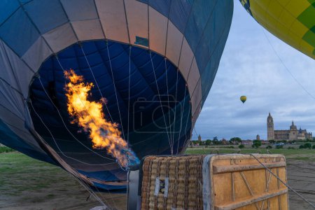 Heißluftballon mit Feuerflamme bereitet sich auf den Flug vor