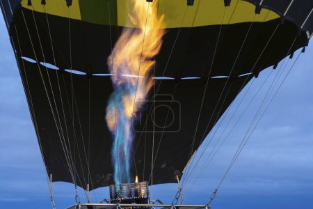Flamme eines Heißluftballons aus der Nähe gesehen