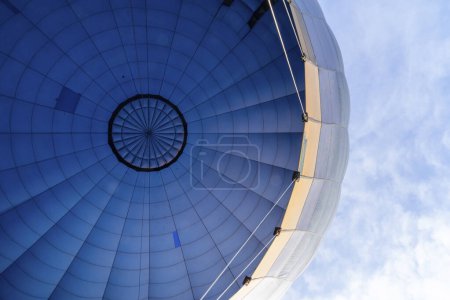 Das Innere eines Heißluftballons von unten gesehen