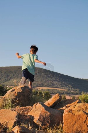 Caucásico niño corriendo en la naturaleza