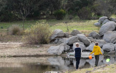 Kinder gehen am Ufer eines Sees in der Natur spazieren. Spielen in der Natur