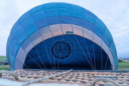 Innenraum eines Heißluftballons beim Aufblasen