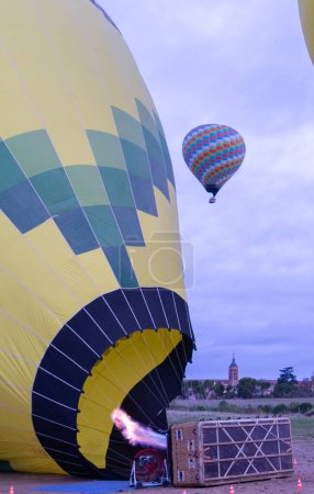Heißluftballon fliegt und ein weiterer Ballon am Boden
