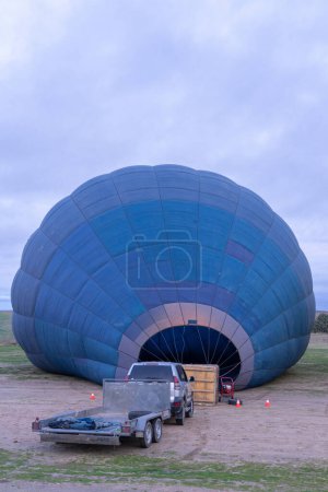 Préparation d'une montgolfière pour le vol