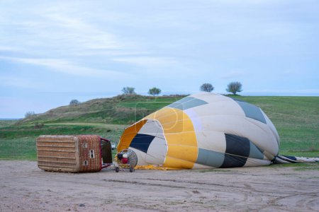 Vorbereitung eines Heißluftballons auf dem Boden
