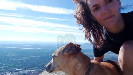 Téléchargez les photos : Selfie de femme avec son chien au sommet d'une montagne - en image libre de droit