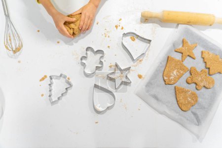Foto de Proceso de hacer galletas caseras hechas por un niño visto desde arriba - Imagen libre de derechos