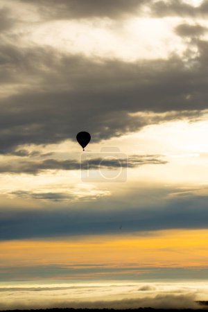 Heißluftballon fliegt im Morgengrauen