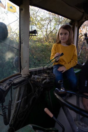 Niño dentro de la cabina de un tractor