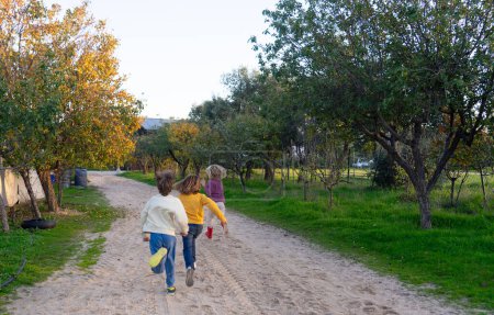 Kinder rennen draußen in der Natur