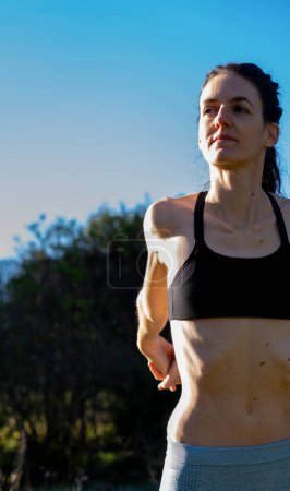 Mujer deportiva entrenando al aire libre
