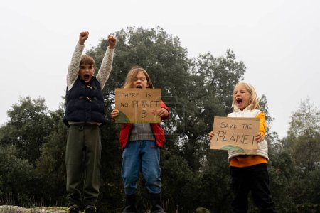 Kinder in der Natur protestieren gegen Klimawandel und globale Erwärmung