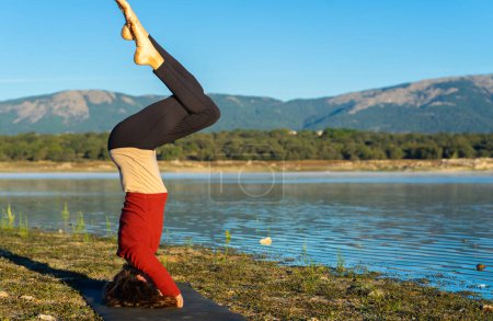 Frau macht Yoga-Pose in einem See