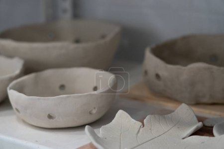 Pièces de poterie à la main dans une classe de poterie