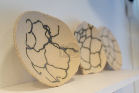 Plaques en céramique faites à la main dans un atelier de poterie