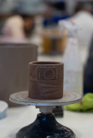 Vase en céramique en cours de création dans un atelier de poterie