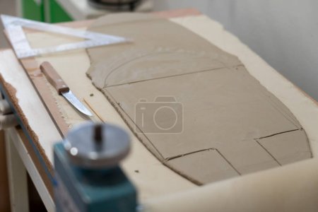 feuille d'argile pour la fabrication de poterie dans un atelier de poterie