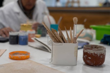 Outils de moulage en céramique dans un atelier de poterie