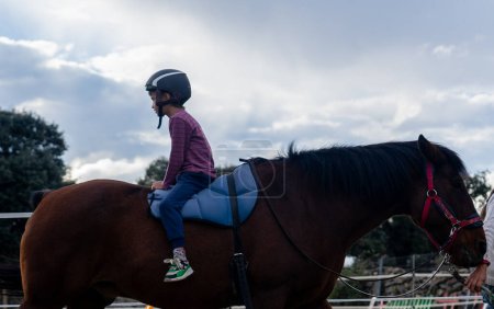 Kind reitet Pferd rückwärts