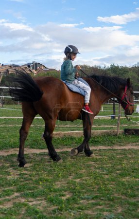 Junge und Pferd reiten zusammen