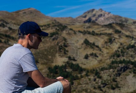 Téléchargez les photos : Homme au sommet d'une montagne - en image libre de droit