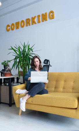 Empresaria mujer que trabaja en un coworking con el ordenador