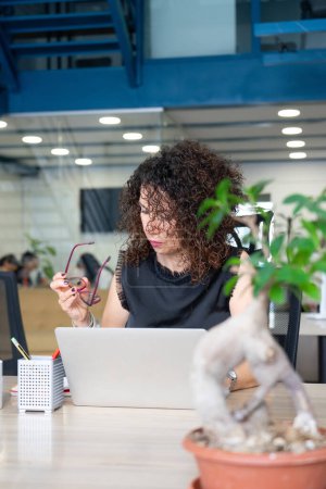 Emprendedora mujer trabajando con portátil en un coworking