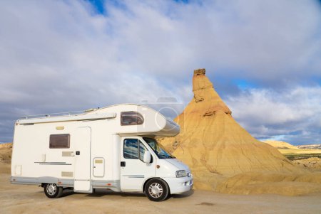 Camping-car dans un désert. Aventure camping-car