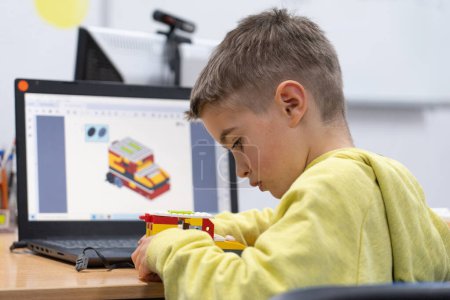 Enfant concentré dans un atelier de robotique construisant un robot