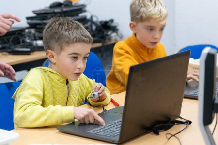 Dos niños en edad escolar en un taller de robótica