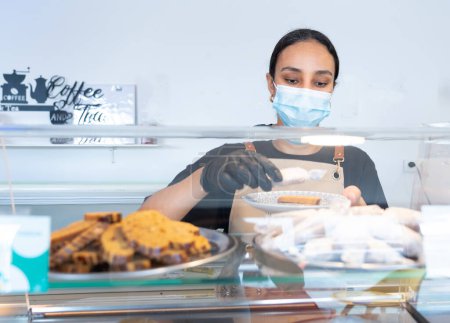 Marokkanerin nimmt in einem marokkanischen Café ein paar marokkanische Süßigkeiten