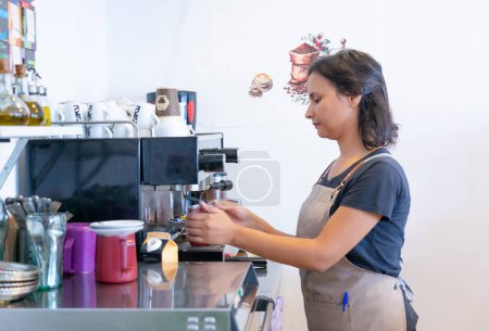 Femme marocaine préparant un café dans un café. Petites entreprises féminines