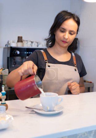Marokkanische Kellnerin serviert in einem Café einen Latte